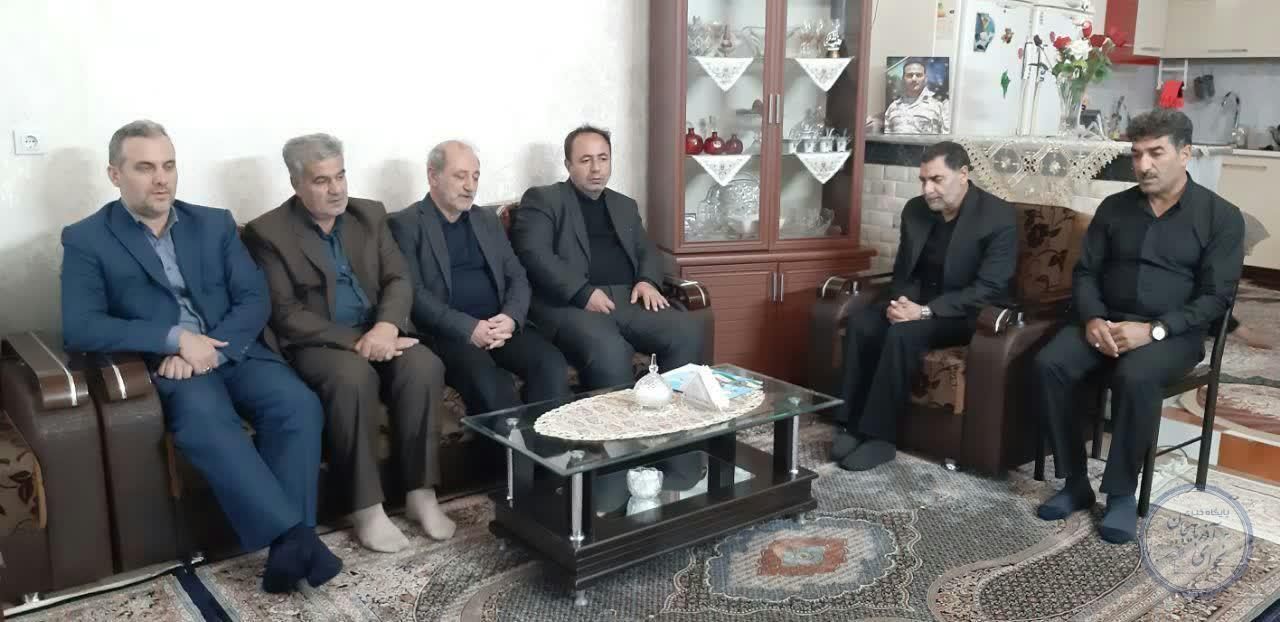 دیدار مدیرکل بنیاد شهید و امورایثارگران آذربایجان غربی با خانواده های ۱۴ شهید جنگ تحمیلی سوم در شهرستان خوی