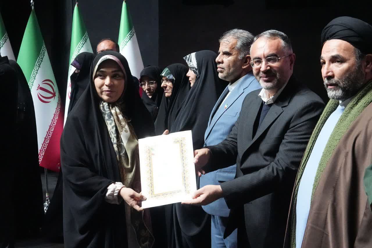 درخشش خبرنگار واحد خبر صدا و سیمای آذربایجان&#160;غربی&#160;در&#160;پنجمین کنگره&#160;ملی زنان&#160;تاثیرگذار&#160;آذربایجان غربی